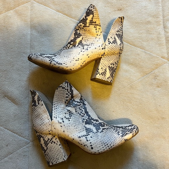 ❌SOLD❌Steve Madden Snakeskin booties - Picture 1 of 3